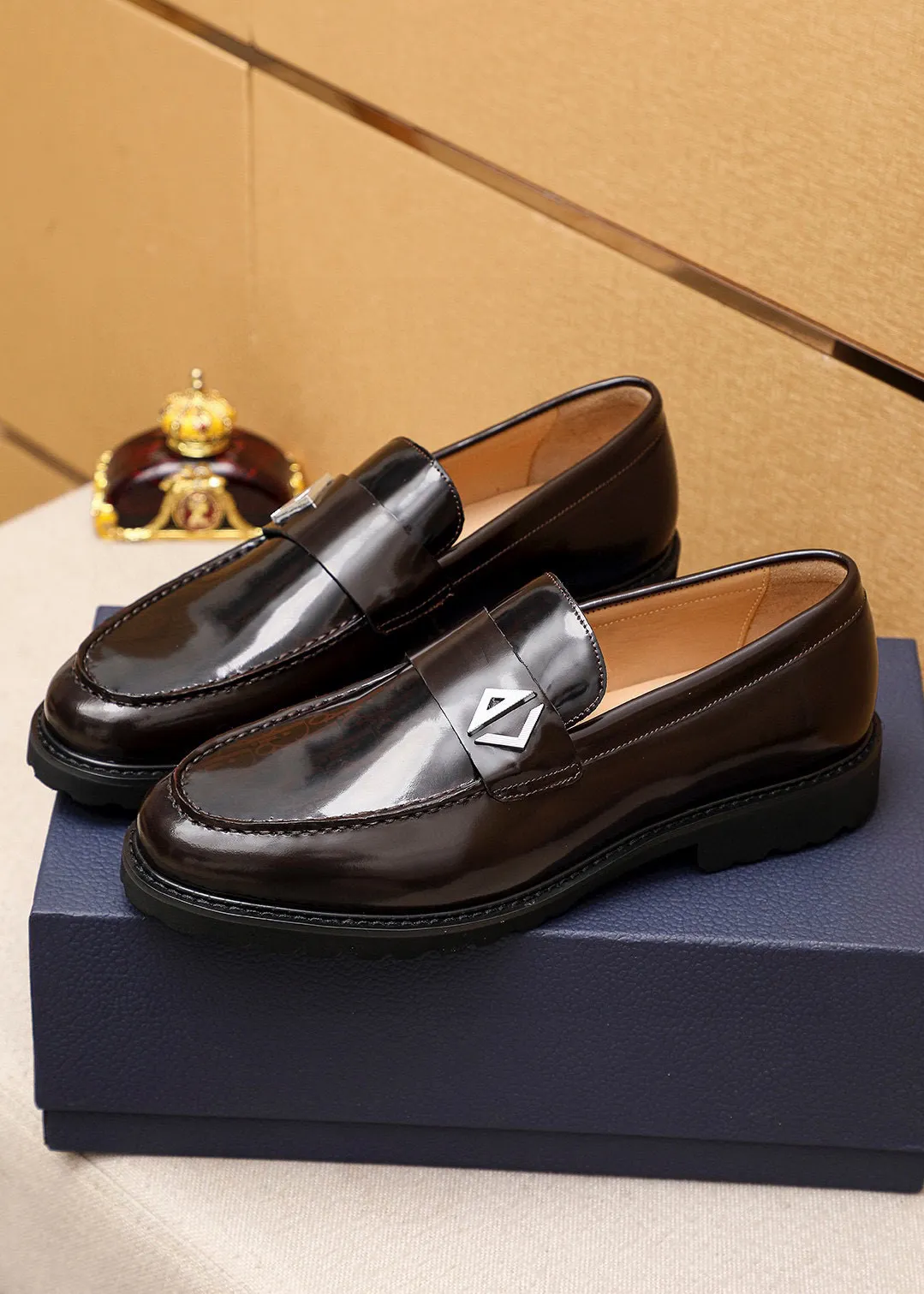 Men's shoes 💰460 💐 Product trademark: Dior "Dior" casual leather shoes Regular size: 39-44 (38.45🉑️customized) Product materials: Selected Italian imported first-layer open-edge beaded cowhide upper + classic hardware buckle, imported water-dyed cowhide lining. Strong three-dimensional visual effect, foam outsole Color: 2⃣️colors available